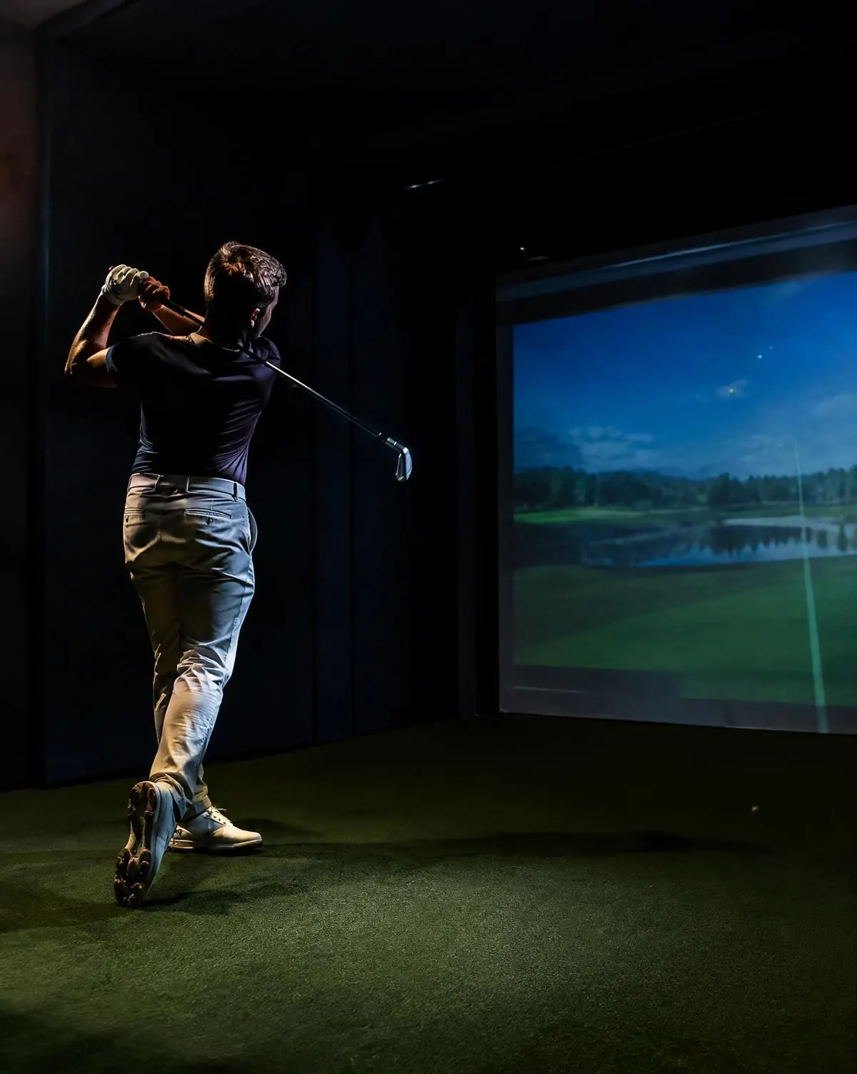 Golfeur en plein swing sur un simulateur Trackman au Montfairway